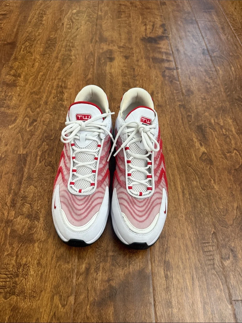 Nike White & Red Wave-Pattern Running Sneakers